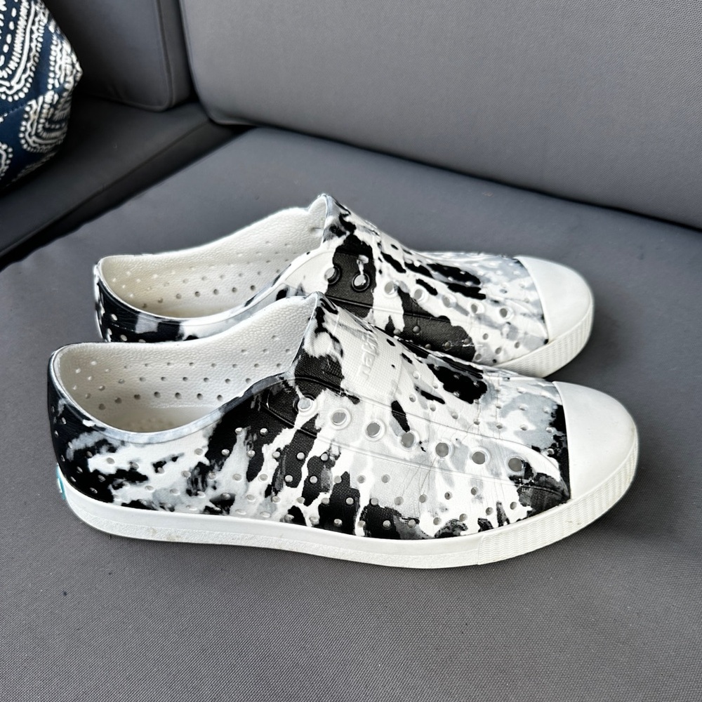 Native w9 m7 brand size  brand perfect condition white gray